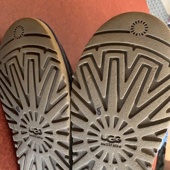 UGG Bailey Suede Button Triplet Big Kid size 4 - Picture 6 of 16